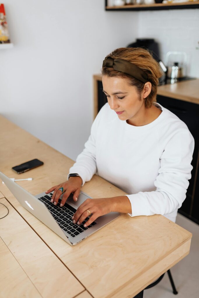 Mulher trabalhando no laptop em escritorio