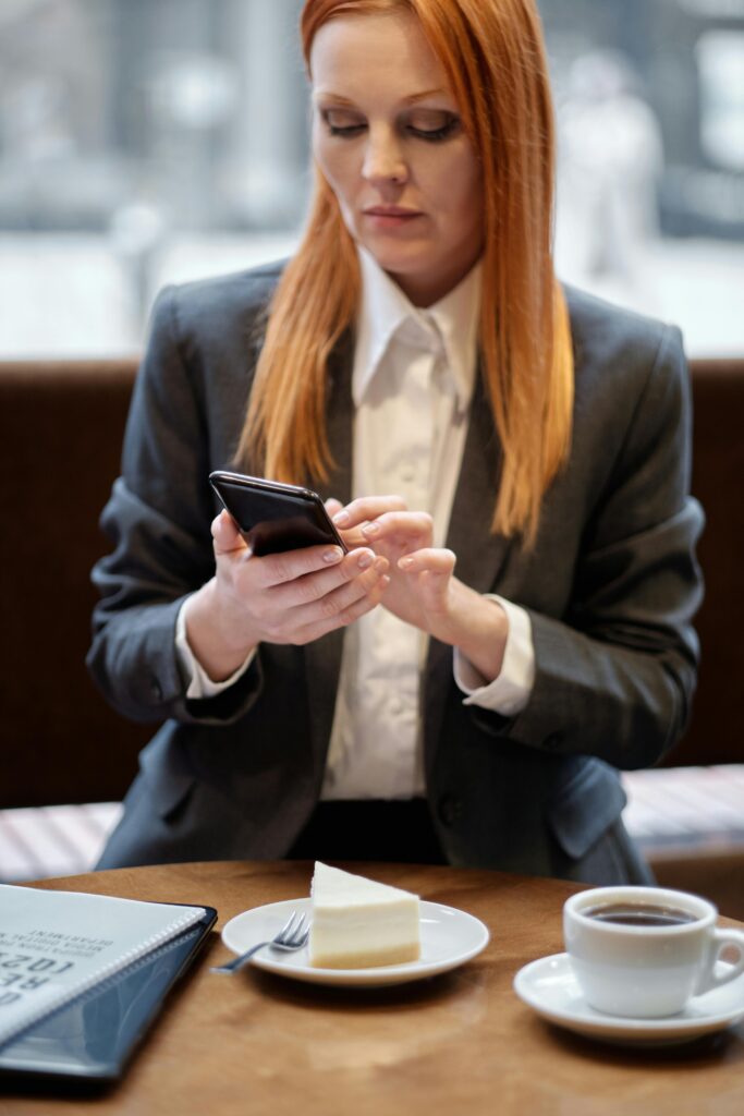 MEI usando smartphone no atendimento