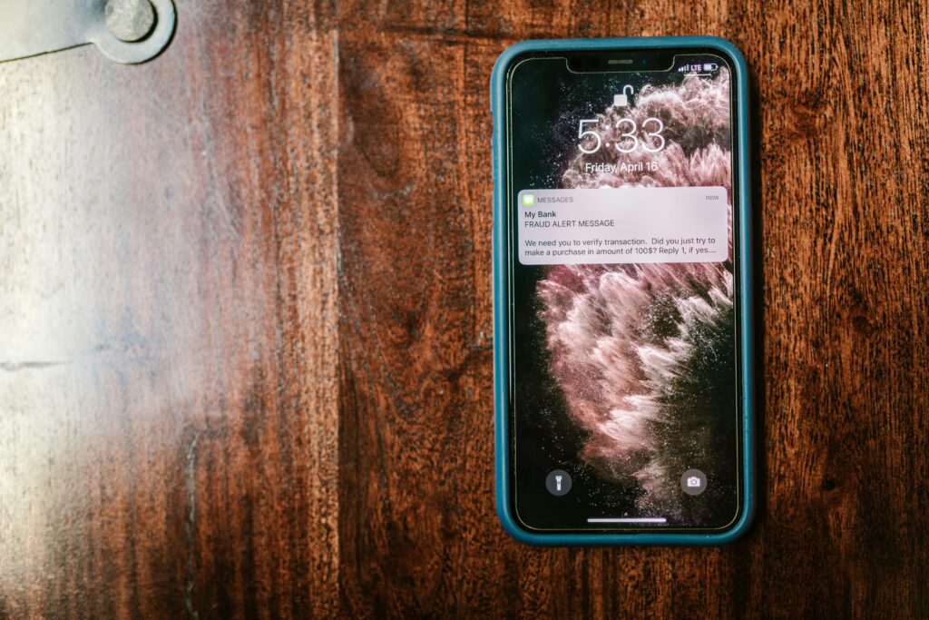 Empreendedor revisando dados financeiros no celular