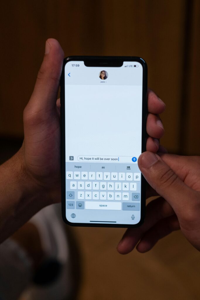 Pessoa digitando mensagem no smartphone